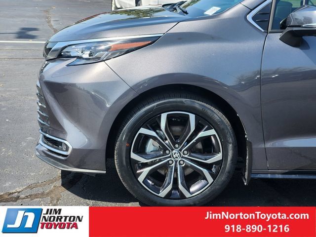 Used 2025 Toyota Sienna Platinum FWD image 9