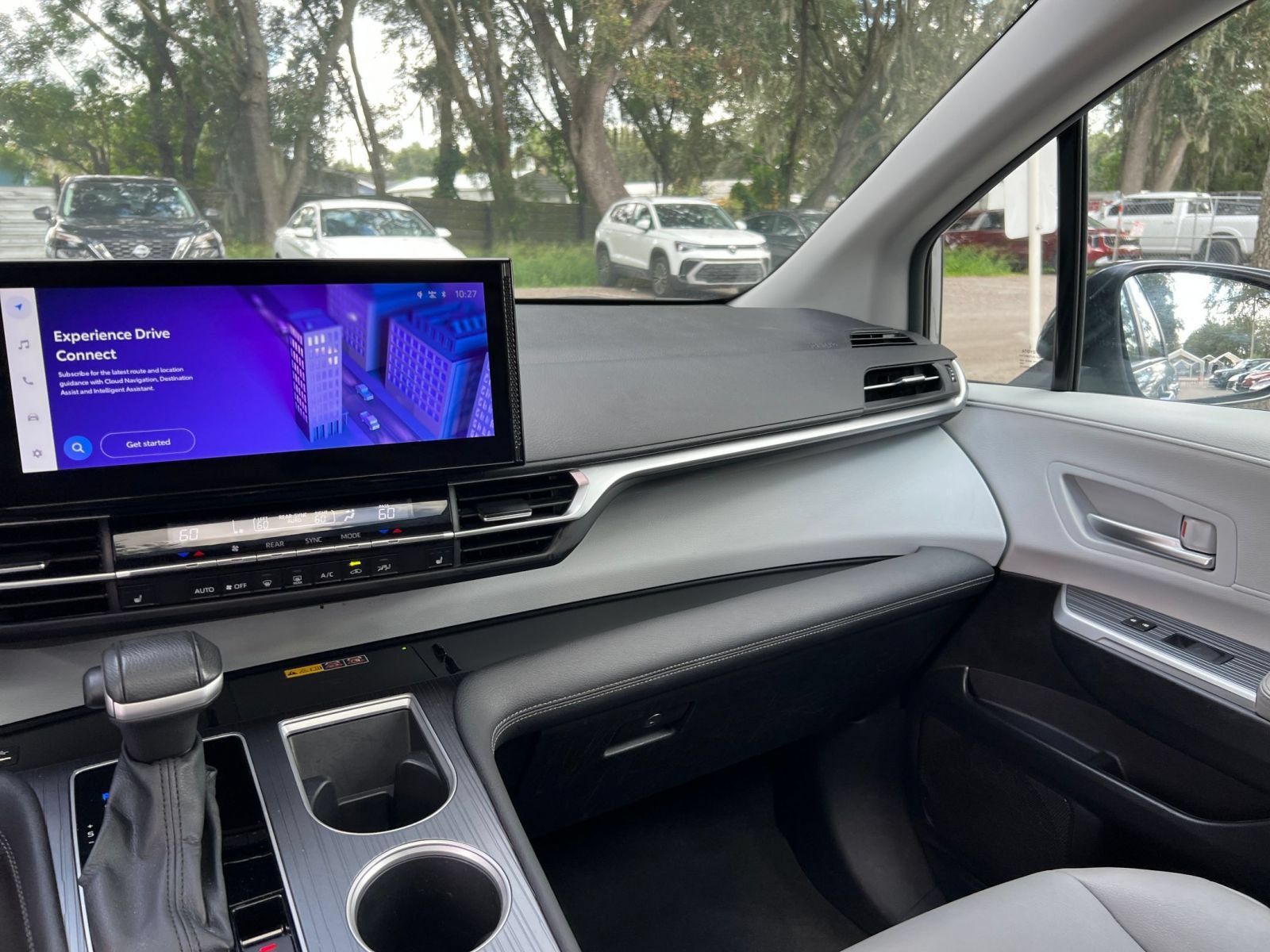 Used 2025 Toyota Sienna XLE FWD image 39