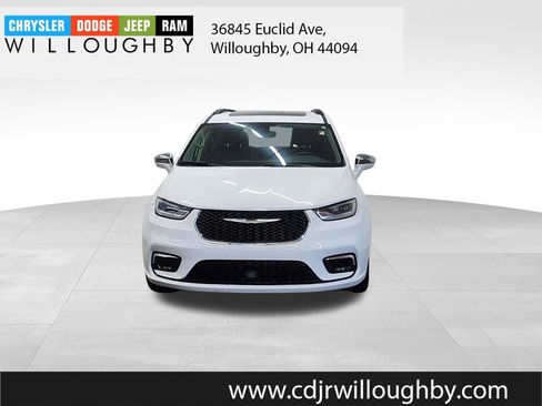 Used 2022 Chrysler Pacifica Limited FWD image 2