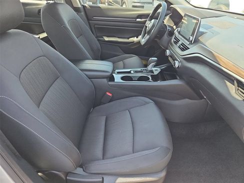 Used 2024 Nissan Altima 2.5 SV FWD image 19