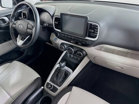 Certified 2024 Hyundai Venue SEL image 31