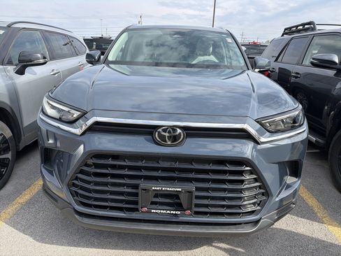Used 2024 Toyota Grand Highlander AWD image 3