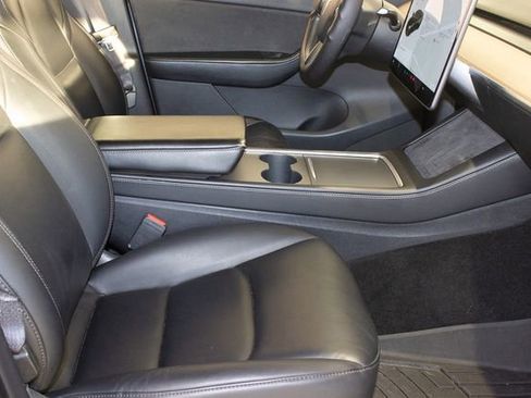 Used 2021 Tesla Model Y Long Range image 9