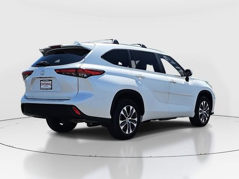 Used 2023 Toyota Highlander XLE FWD image 5
