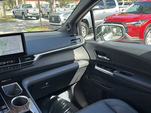 Used 2025 Toyota Sienna Limited image 16