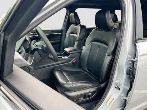 Certified 2025 Jeep Grand Cherokee L Limited w/ Black Appearance Package image 21