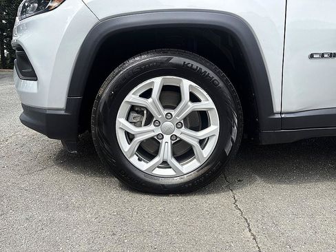 Used 2024 Jeep Compass Latitude AWD/4WD image 8
