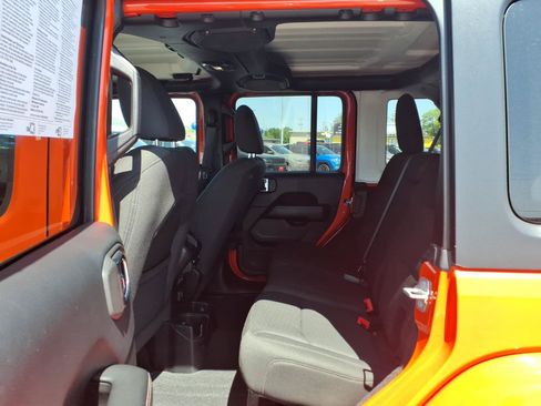 Used 2018 Jeep Wrangler Unlimited Sahara AWD/4WD image 11