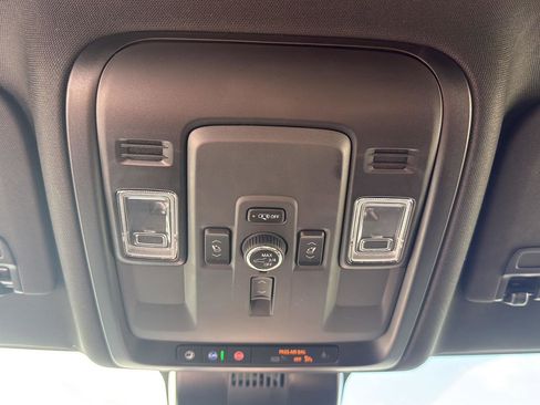 Used 2025 GMC Yukon XL Denali AWD/4WD image 33