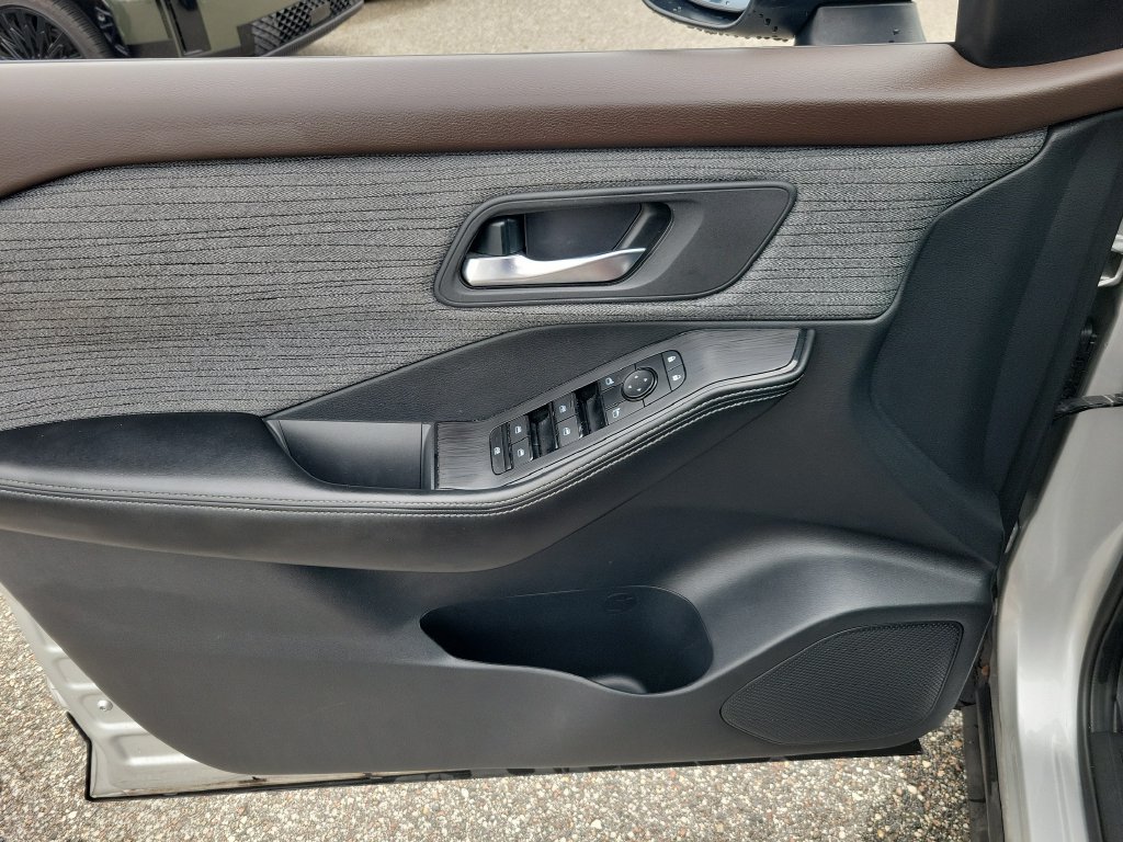 Used 2023 Nissan Rogue SV FWD image 13