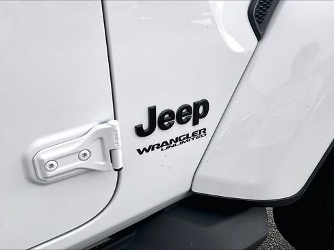 Used 2021 Jeep Wrangler Unlimited Sahara AWD/4WD image 30