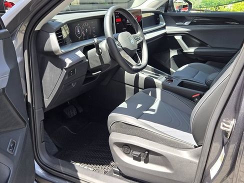 Certified 2025 Volkswagen Tiguan SE w/ Panoramic Sunroof Package AWD/4WD image 13