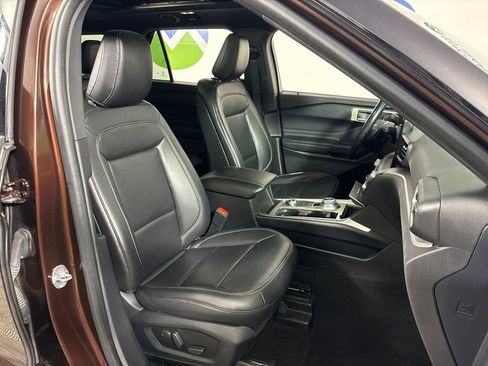 Used 2020 Ford Explorer XLT w/ Equipment Group 202A AWD/4WD image 34