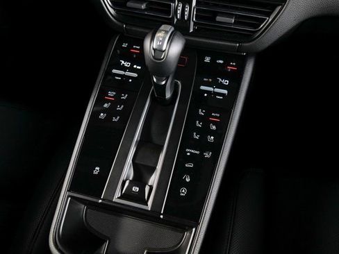 Certified 2026 Porsche Macan AWD/4WD image 16
