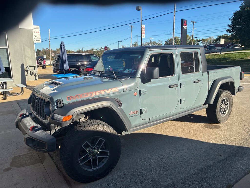 Used 2024 Jeep Gladiator Mojave w/ Technology Group AWD/4WD image 2