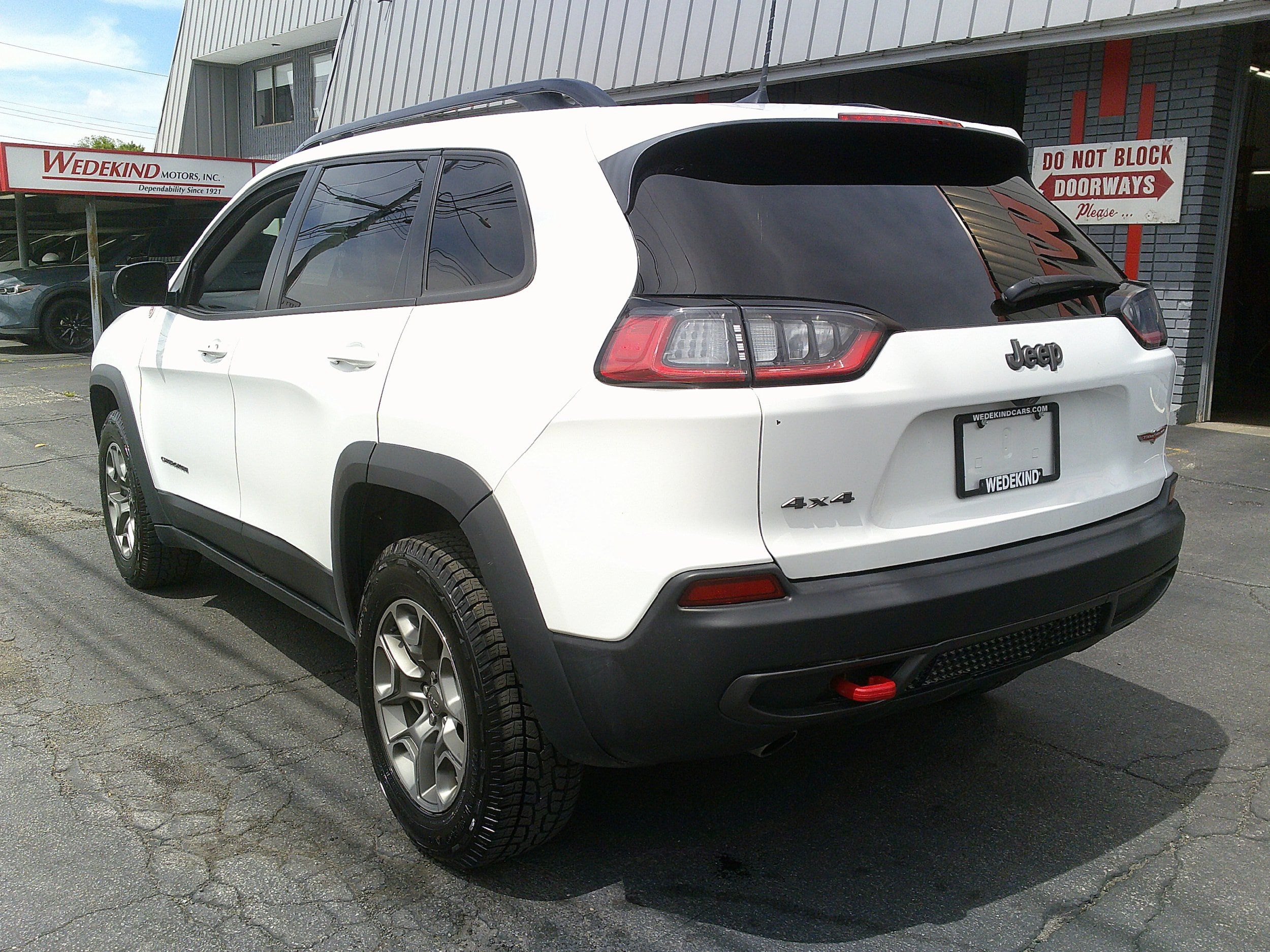Used 2022 Jeep Cherokee Trailhawk w/ Comfort/Convenience Group AWD/4WD image 3