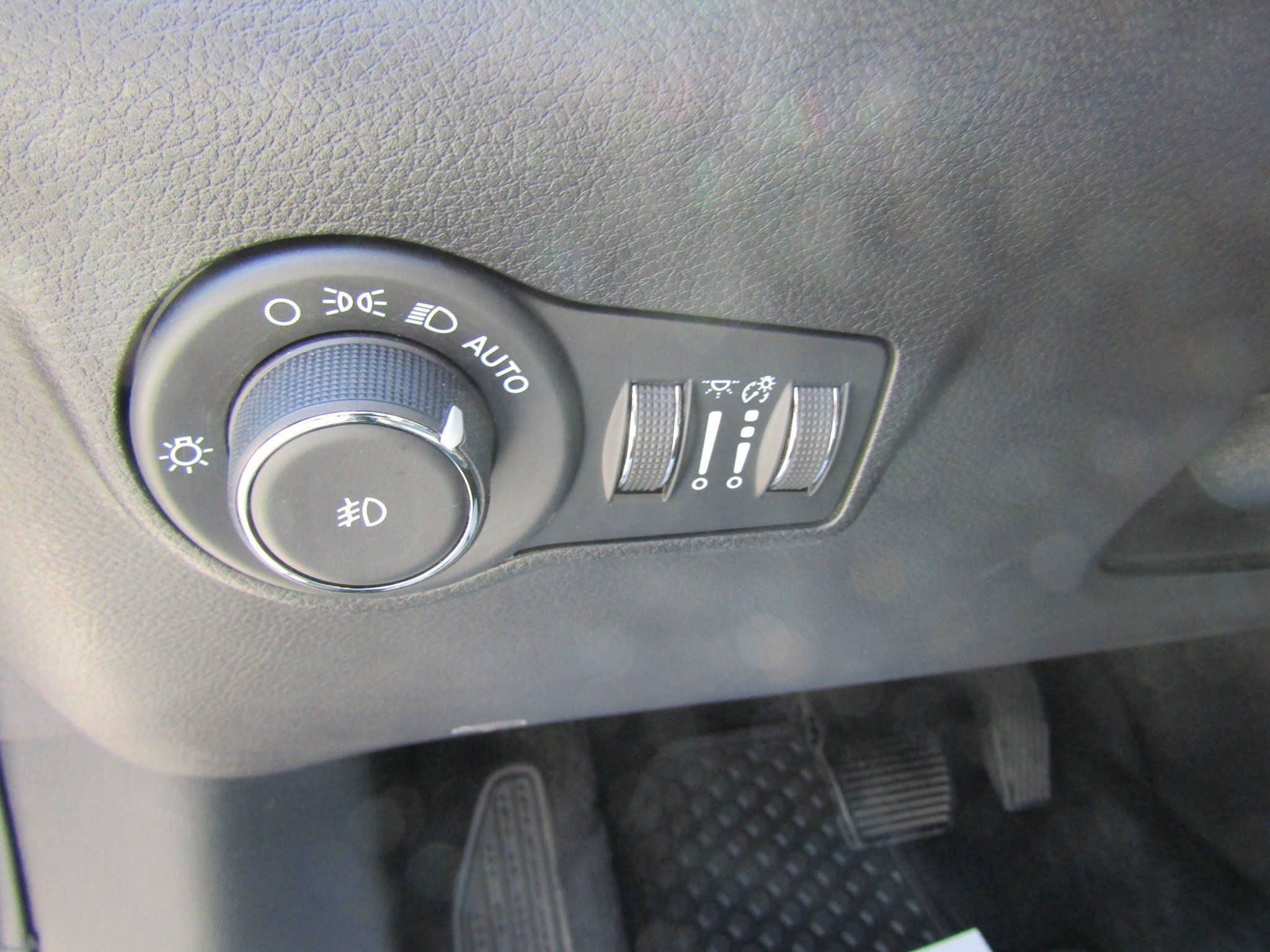 Used 2025 Jeep Compass Trailhawk w/ Sun & Sound Group AWD/4WD image 17