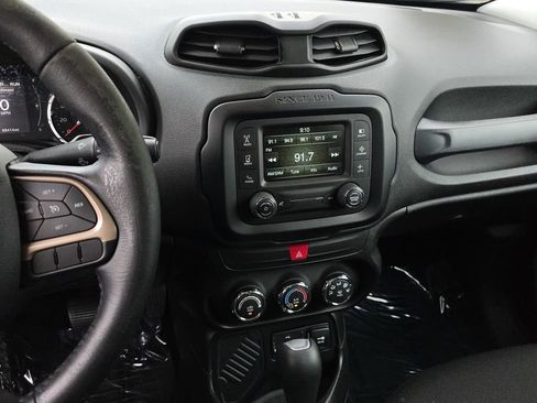 Used 2016 Jeep Renegade Latitude FWD image 25
