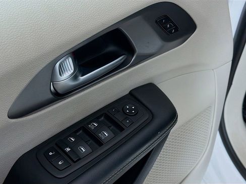 Used 2024 Chrysler Pacifica Touring-L image 27
