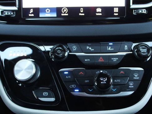Used 2024 Chrysler Pacifica Touring-L FWD image 27