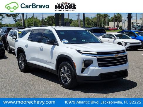 Used 2026 Chevrolet Traverse LT FWD image 1