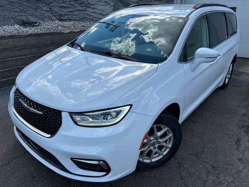 Certified 2022 Chrysler Pacifica Touring-L image 1