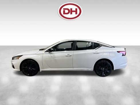 Used 2022 Nissan Altima 2.5 SR w/ Midnight Edition Package image 2