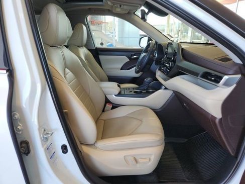 Certified 2021 Toyota Highlander XLE image 30