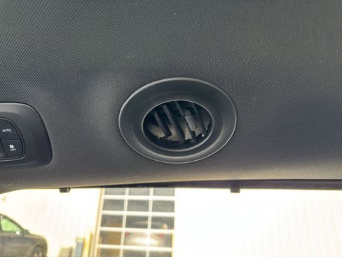 Used 2025 Chrysler Pacifica Limited image 27