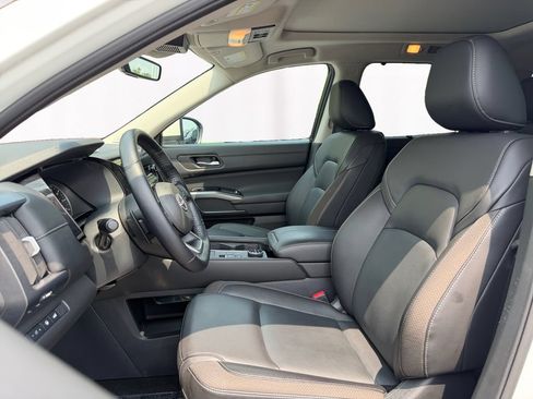 Used 2024 Nissan Pathfinder SL w/ SL Premium Package AWD/4WD image 9