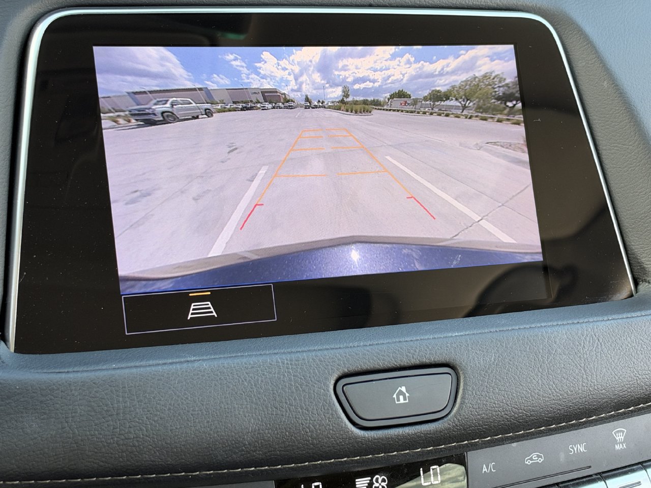Certified 2023 Cadillac XT4 Luxury w/ Cold Weather Package FWD image 18