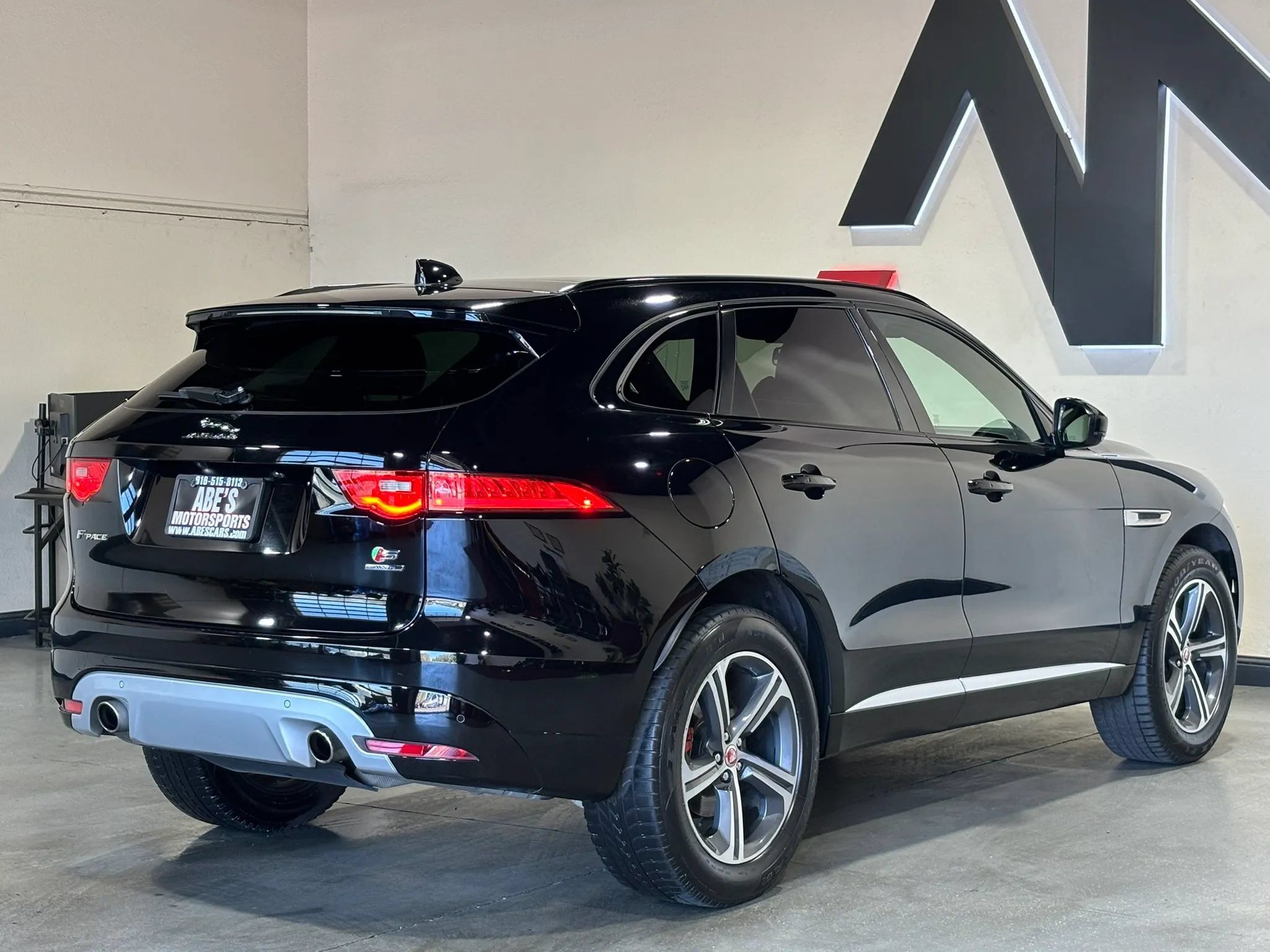 Used 2018 Jaguar F-PACE S AWD/4WD image 4