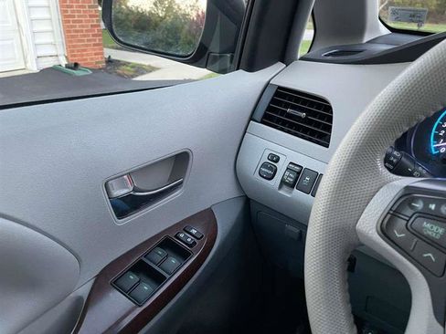 Used 2014 Toyota Sienna AWD image 93