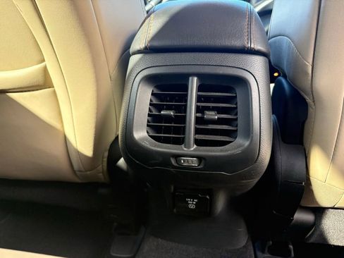 Used 2015 Jeep Cherokee Limited image 32