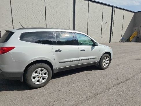 Used 2009 Chevrolet Traverse LS FWD image 3