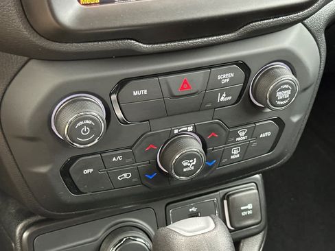 Used 2023 Jeep Renegade Altitude image 21