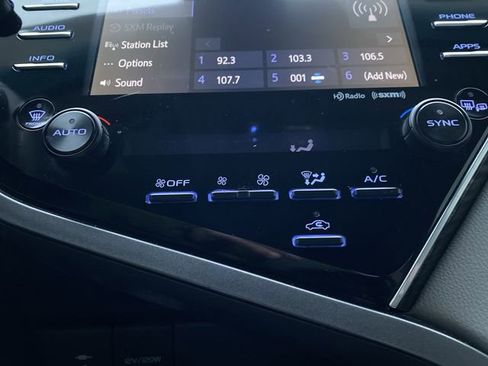 Used 2018 Toyota Camry XLE image 19