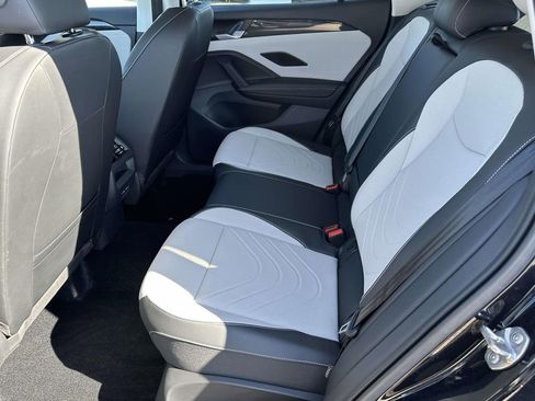 Certified 2025 Volkswagen Tiguan SE image 14