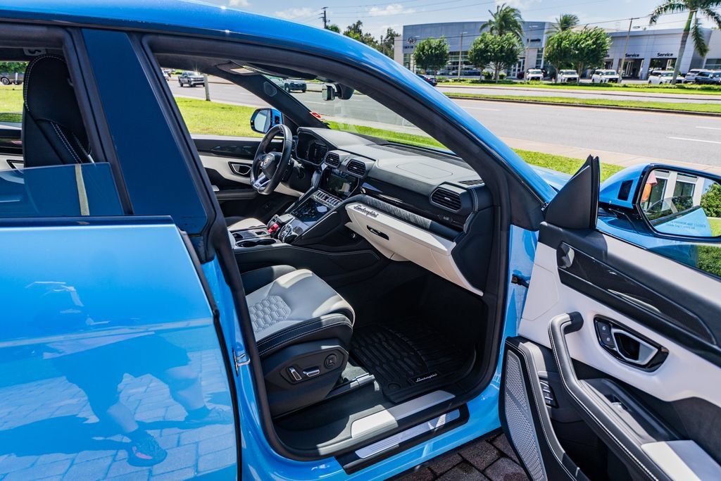 Used 2022 Lamborghini Urus AWD/4WD image 34