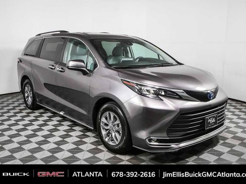 Used 2024 Toyota Sienna XLE FWD image 1