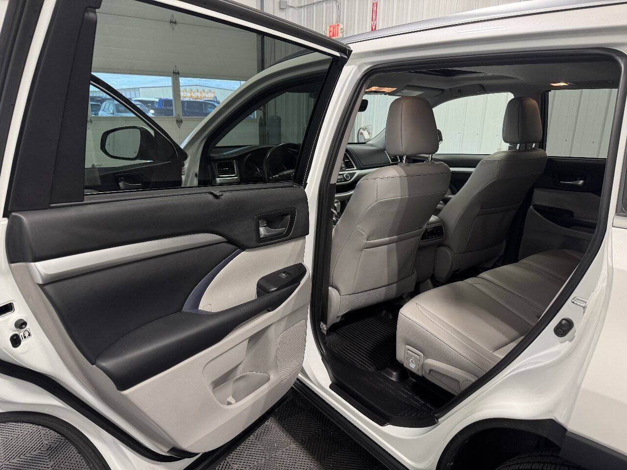 Used 2019 Toyota Highlander XLE AWD/4WD image 8