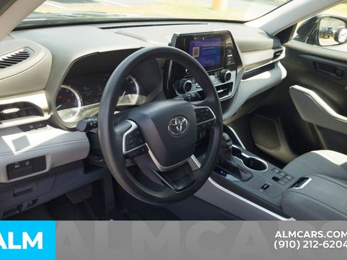 Used 2023 Toyota Highlander L FWD image 16