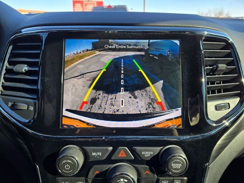 Used 2020 Jeep Grand Cherokee Altitude image 25