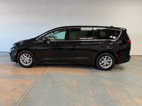 Used 2024 Chrysler Pacifica Touring-L FWD image 2