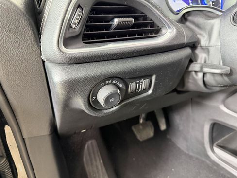 Used 2025 Chrysler Pacifica Limited FWD image 20