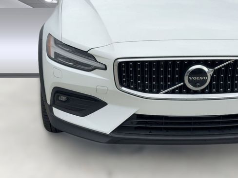 Certified 2025 Volvo V60 B5 Cross Country Plus image 11