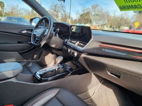 Used 2024 Chevrolet Trax RS w/ Sunroof Package image 12