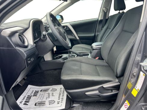 Used 2018 Toyota RAV4 LE FWD image 10