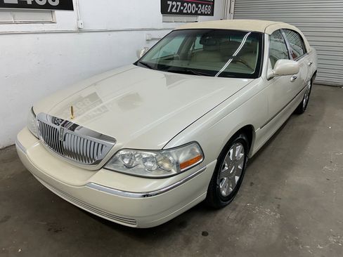 Used 2004 Lincoln Town Car Ultimate image 6