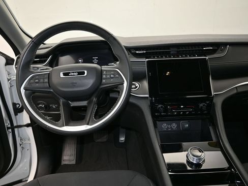 Used 2023 Jeep Grand Cherokee Laredo RWD image 16